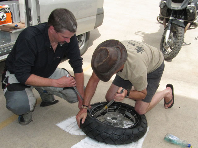 Step 7: Using tyre levers, fit the upper edge of the new tyre onto the rim...