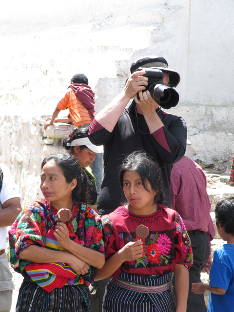 Aaron and 2 diminutive Guatamalan women... Aaron and 2 diminutive Guatamalan women...