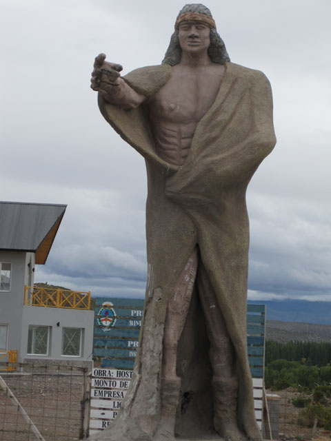 Statue pointing out over the lake by Los Antiguos...