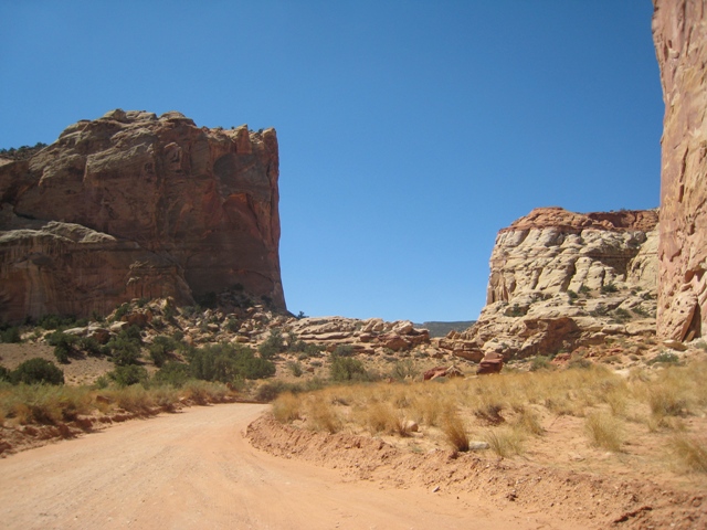 The dirt road winds its way past Cassidy Arch – at the top of the cliff on the right… no sign of Paul Newman, though….